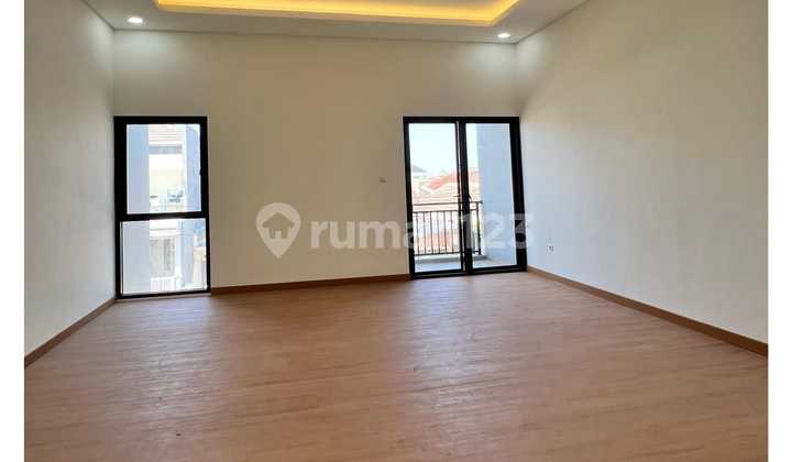 New House Perum Nirwana Eksekutif, Lebar Jalan 3 Mobil 2