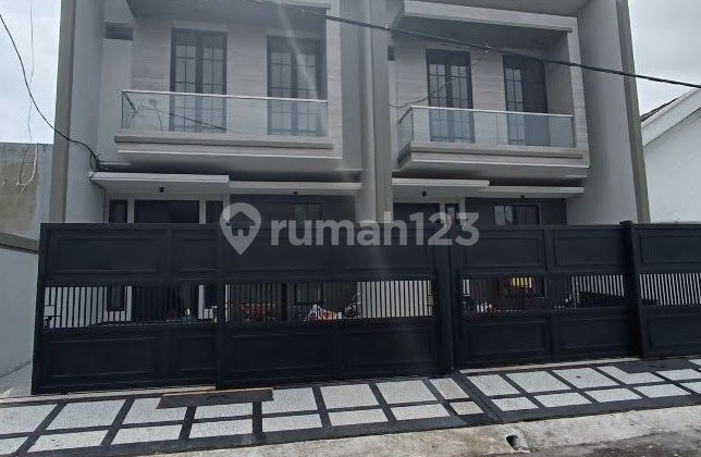 Manyar Kerta Adi Rumah Baru Lokasi Terbaik, Row Jalan 3,5 Mobil 
