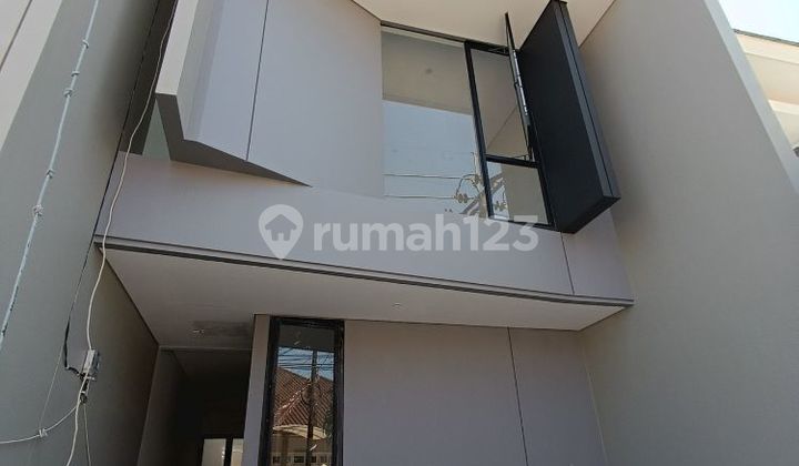 Rumah Mewah Mulyosari New Style, Lebar Jalan Muat 3 Mobil