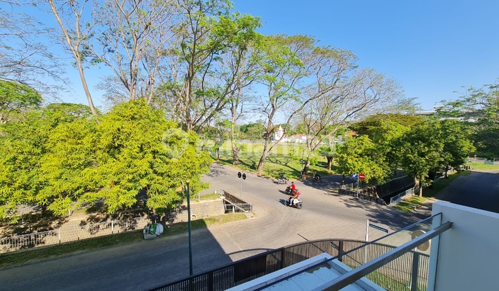 Luxurious... Spacious, Hook in a Lush and Comfortable Environment. 2