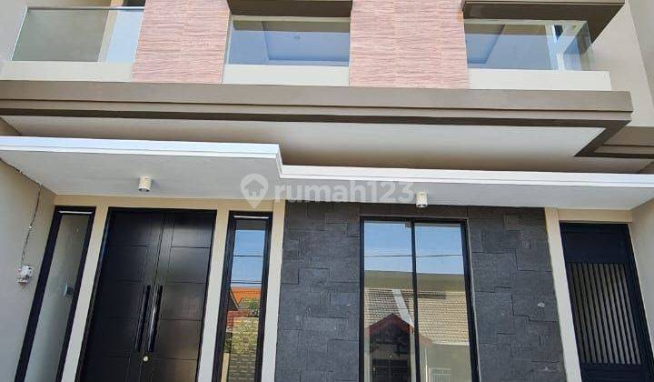 Rumah minimalis modern dengan row jalan 3 mobil 2