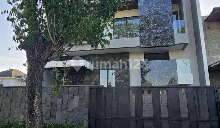 Wooww.. Rumah 3 Lantai Mewah Dengan Row Jalan 15 Mtr