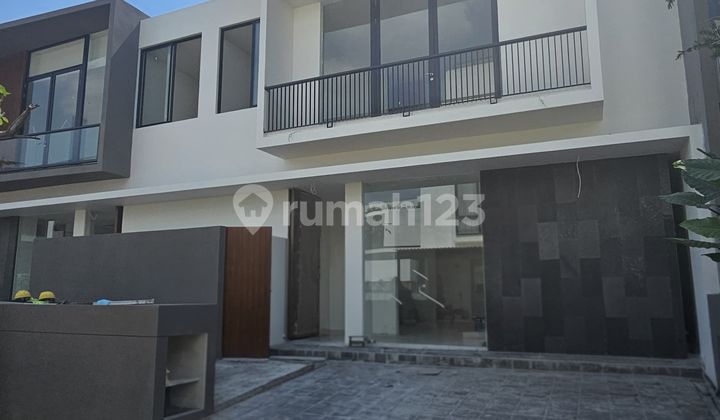 Rumah Kawasan Elite Dian Istanamaster Bedroom Luas 2