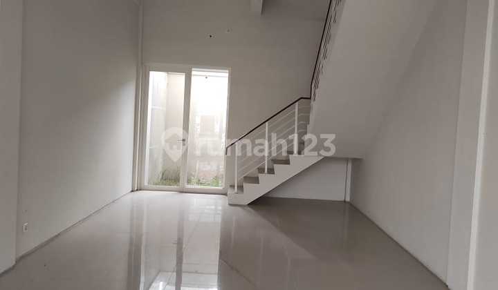 Three-Story Shop House, Northwest Row, Wide Street, Ready to Occupy 2