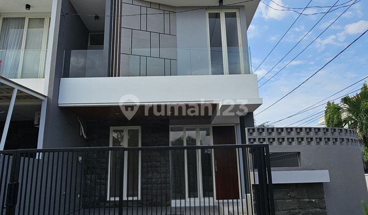 Hook House With Separate Art Access, Strategic Location in Manyar