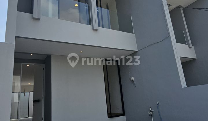 Just a Step to Elite Dian Istana Housing, Only About 2 Minutes Away. 2