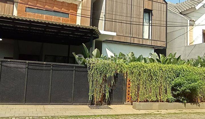 Jual cepat rumah Baru,  2 lantai lokasi tenang dengan row jalan lebar  1