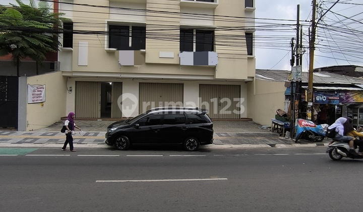 Jual Rugi 1.5 M, Murah Banget, Ruko 3 Lantai, Baru, Siap Untuk Usaha, Gandeng 3 Unit, Pinggir Jalan Raya, Ramai