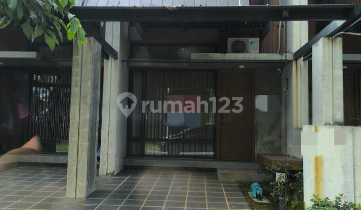 Ma'am, Bargain Sale, Very Cheap in Front of the Park Ma'am, Bargain Sale, Very Cheap in Front of the Park