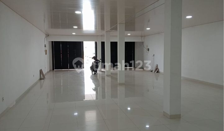 3-Story Wide Shop House at Red Light Intersection Pasir Gombong 2