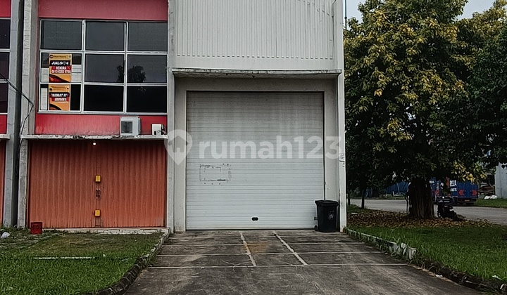 Gudang Di Komplek Pergudangan