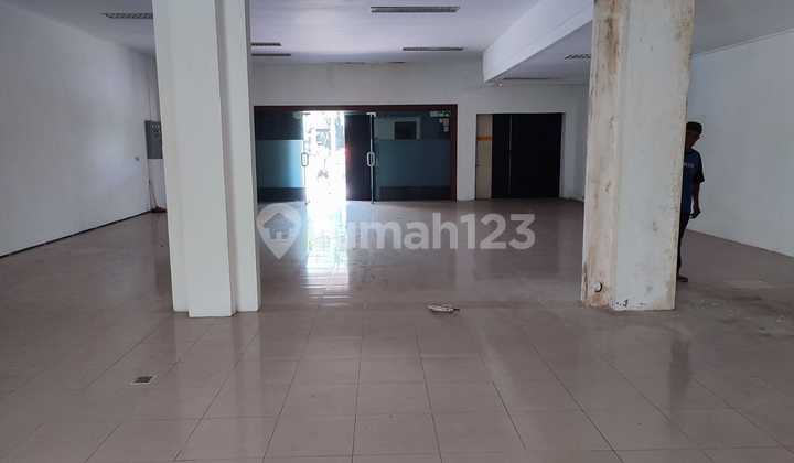 Shop house located in the center of Yogyakarta city, Location: Mangkubumi Street 2