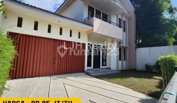 Disewakan Rumah Cantik Di Lempongsari Dekat Hotel Hyatt. Halaman Luas, Suasana Nyaman Dan Tenang. 