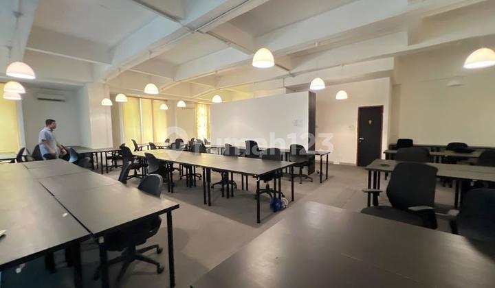 MINI BUILDING 4.5 FLOORS WITH ELEVATOR MENTENG SPACIOUS PARKING FORMER OFFICE COMMERCIAL AREA