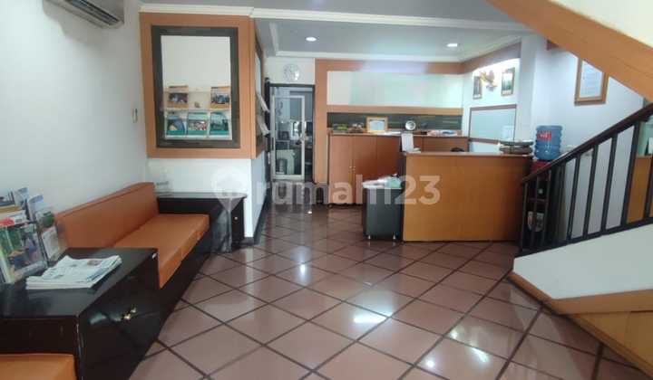 4-STORY BUILDING IN CIKINI, CENTRAL JAKARTA, SPACIOUS PARKING, STRATEGIC LOCATION NEAR MENTENG 2