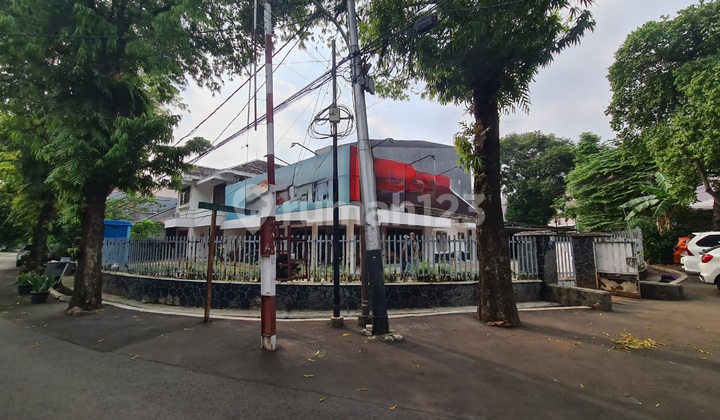 CLASSIC CORNER HOUSE IN KEBAYORAN BARU, SUITABLE FOR BUSINESS AND RESIDENCE CLASSIC CORNER HOUSE IN KEBAYORAN BARU, SUITABLE FOR BUSINESS AND RESIDENCE