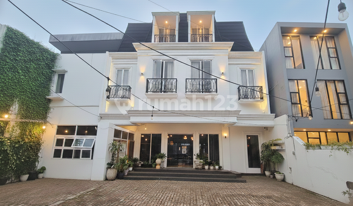 3-STORY BUSINESS BUILDING IN BINTARO WITH SPACIOUS PARKING, SUITABLE FOR CLINIC, OFFICE, OR CAFE