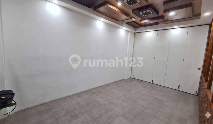 4-Storey Adjacent Ruko Permata Senayan Ex-Office Semi-Furnished Ready to Occupy 2
