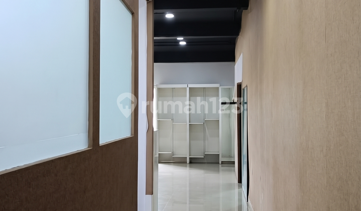 Permata Senayan Ruko, 4.5 Floors, Road-Facing, Elevator, Semi-Furnished, Ready to Occupy 2