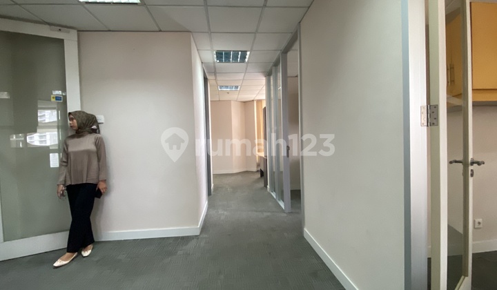 Sewa Kantor Sequis Tower 110 Sqm Fitted Area Strategis