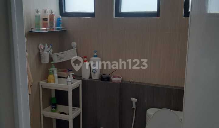Rumah 2 Lantai Rapi Siap Huni di Regensi Melati Mas 7