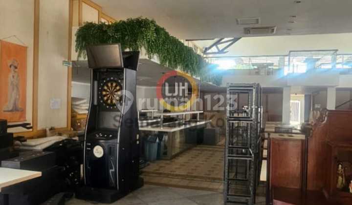 Bangunan usaha di jalan Gajahmada 2