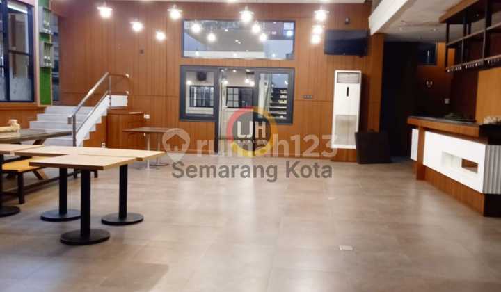 Bangunan Resto di Jalan Raung 2