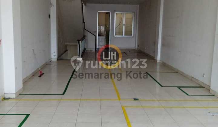 Ready-to-use shophouse on North Melati Street