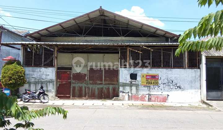 Gudang siap pakai di jalan Barito 1