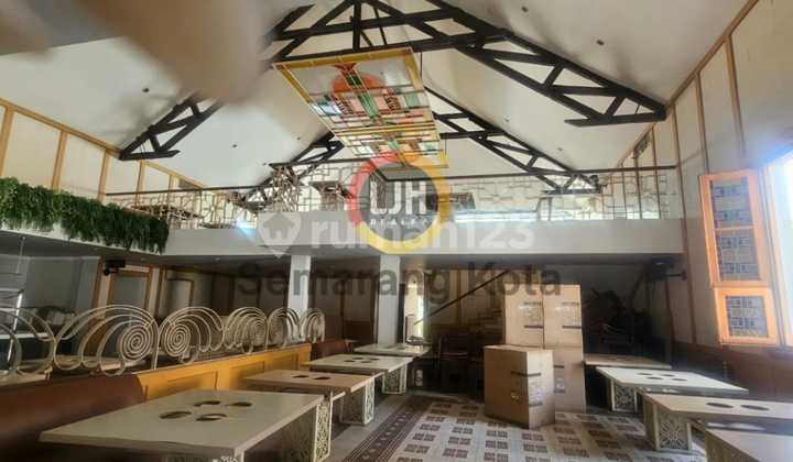 Bangunan usaha di jalan Gajahmada 1
