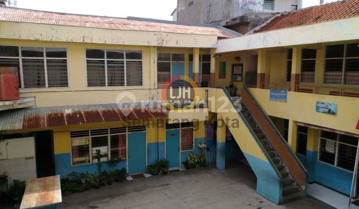 Bangunan sekolah di daerah Kranggan 1