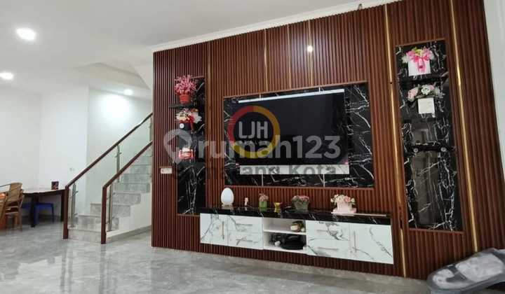 Rumah mewah di jalan Merci Raya Rumah mewah di jalan Merci Raya