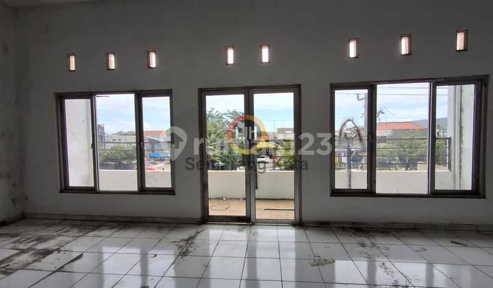 Ruko siap pakai di Jalan Jenderal Sudirman 2