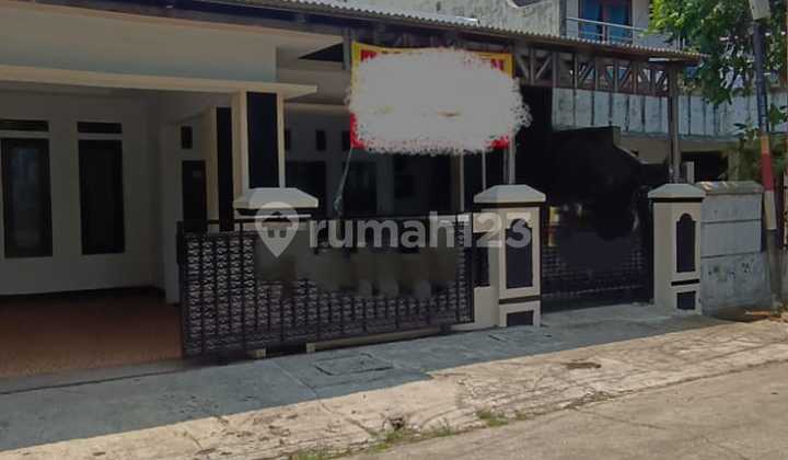Rumah di Tengah Kota Bekasi. Lokasi Strategis dekat Toll