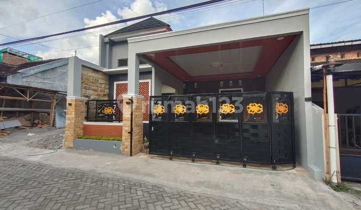 Beautiful Spacious Grand House Near Model Elementary School in North Jogjabay Jogja 2