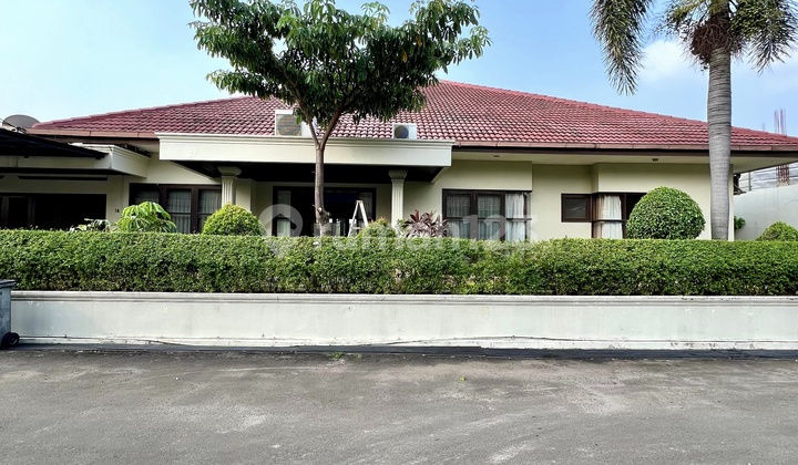 Rumah Dalam Private Compound Lingkungan Elite Row Jalan Lebar
