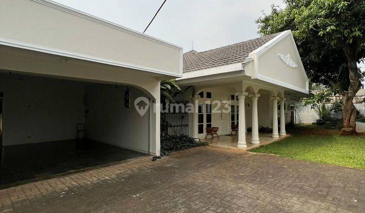 Rumah kontruksi kokoh di Lingkungan ekspatriat , Halaman & kolam renang luas,  1