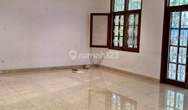 Rumah 1 Lantai Nyaman, Lingkungan Ekspatriat 2