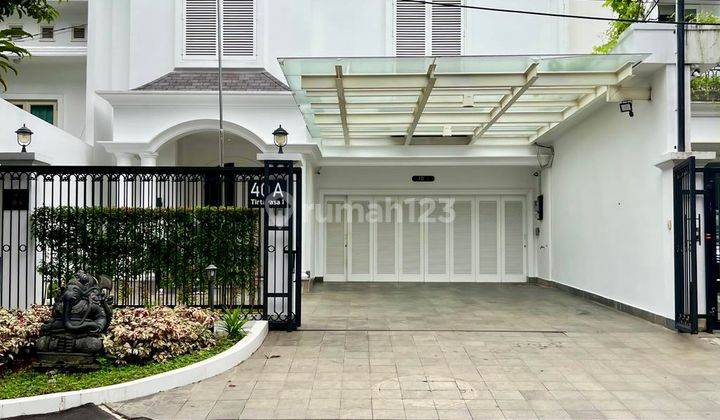 Prime Location Rumah Mewah Desain Klasik, Private Pool 1