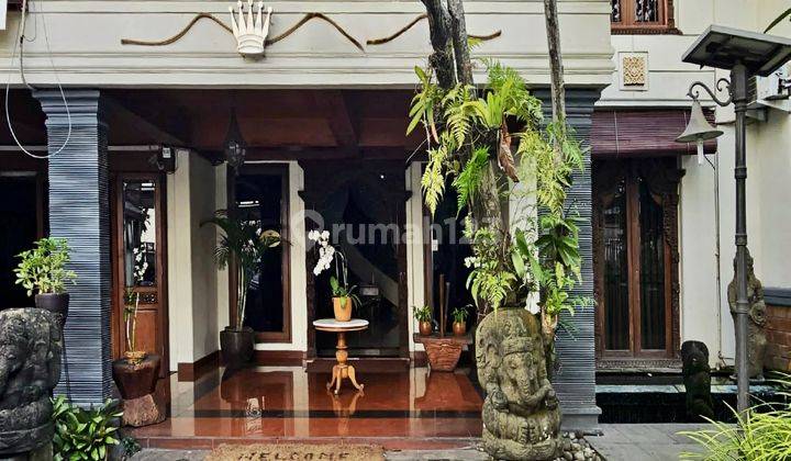 Guest House Fasilitas Private Pool, Bangunan Mewah 1