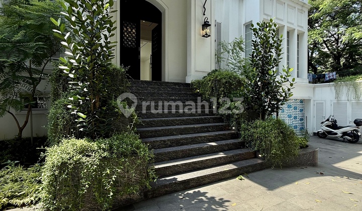 Rumah Mewah Desain Klasik | Kapasitas Parkir Garasi 12 Mobil 2