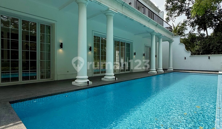 Rumah Mewah Desain Klasik | Kapasitas Parkir Garasi 12 Mobil