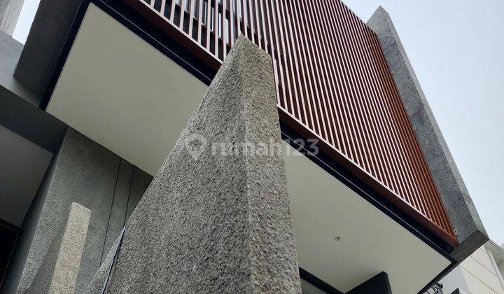 Rumah Dalam Komplek Elite, Bangunan Baru Desain Modern Minimalis 2