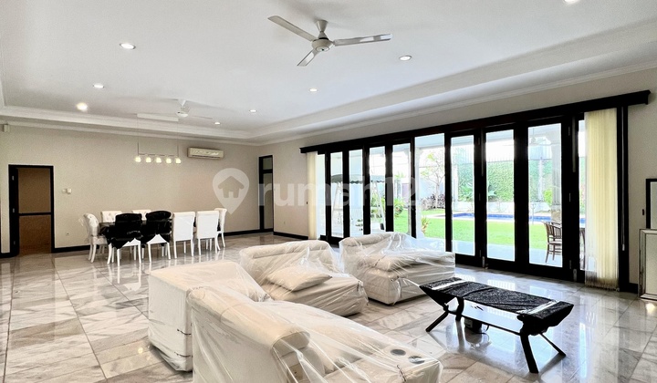 Rumah Dalam Private Compound Lingkungan Elite Row Jalan Lebar 2