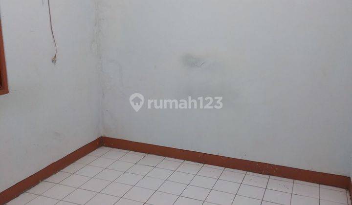 Rmh1 lantai disewakan sdh kosong dan kamar dan gudang .taman ada 2