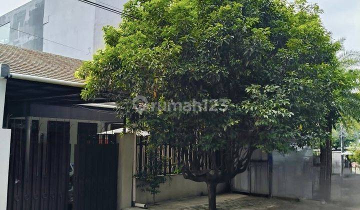 Rumah lama di depan taman di Senopati dekat SCBD  1