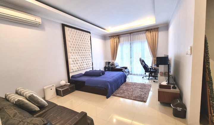 Rumah Mewah dengan Kolam Renang Siap Huni di Kemang