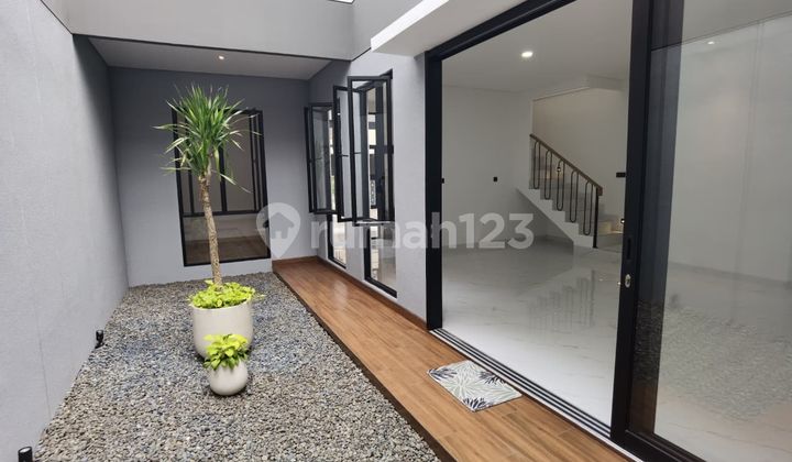 Rumah modern 2 lantai dalam komplek di Bintaro 