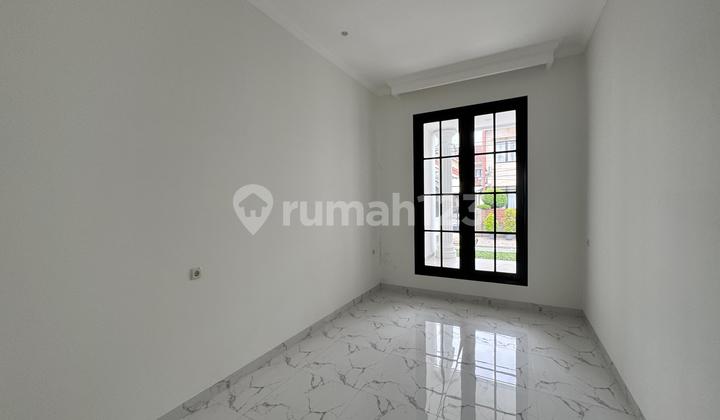 Rumah American Classic 2 lantai siap huni di Bintaro Sektor 5 2