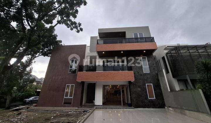 Rumah Hoek Bangunan Baru Mewah Ada Lift Lokasi Palmyra di Alam Sutera